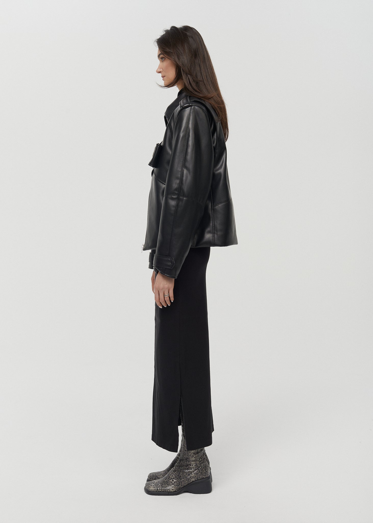 JUODA DIRBTINĖS ODOS STRIUKĖ